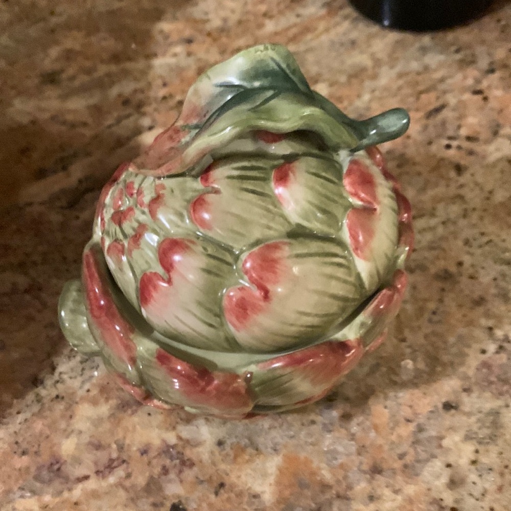 For the chef ‘s kitchen who loves unique items . Sugar containers